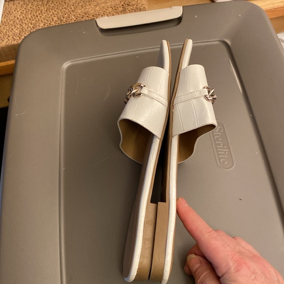 SHEIN white flats with silver chain accent - Picture 4 of 4